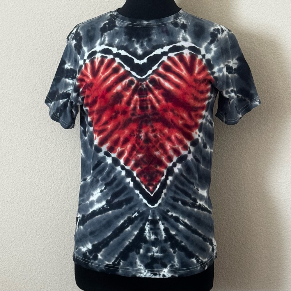 Tie Dye Heart Graphic T Shirt Womens Small Y2K Rainbow Tee Casual Festival Top